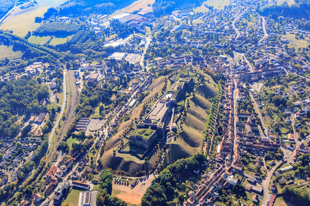 Luftbild: Citadelle de Bitche und Jardin pour la Paix aus Nordosten in Bitsch im Bundesland Moselle in Frankreich. – Foto: IMG_095176.jpg vom 16.10.2016 durch Werner Riehm/FLY-FOTO.de – Auflösung des Originals: 5472 x 3648 px – WWW.CITADELLE-BITCHE.COM