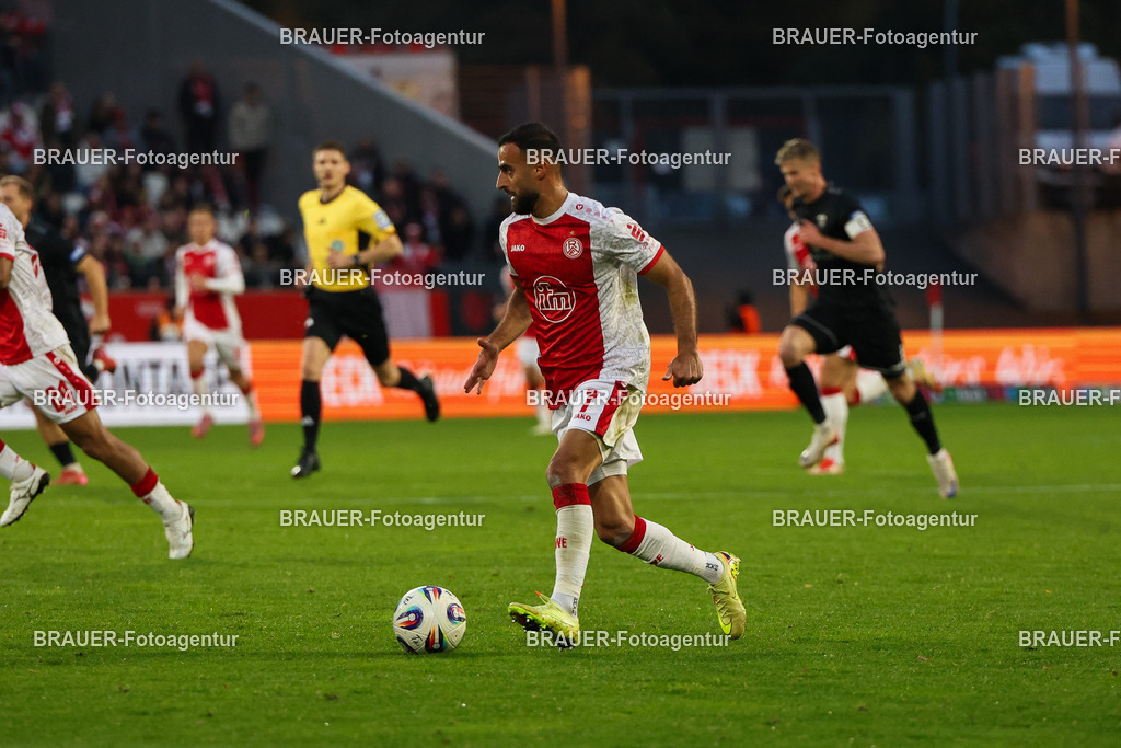 Rot-Weiss Essen - 1.Fc Schweinfurt | Essen, Deutschland, 02.11.2025 Ramien Safi  (Rot-Weiss Essen) Einzelaktion während des 3.Liga Spiels zwischen  Rot-Weiss Essen und 1.Fc Schweinfurt am 02.11.2025 im Stadion an der Hafenstraße in Essen. (Foto von Timo Bluhmki-Schmidt/Brauer Fotoagentur
