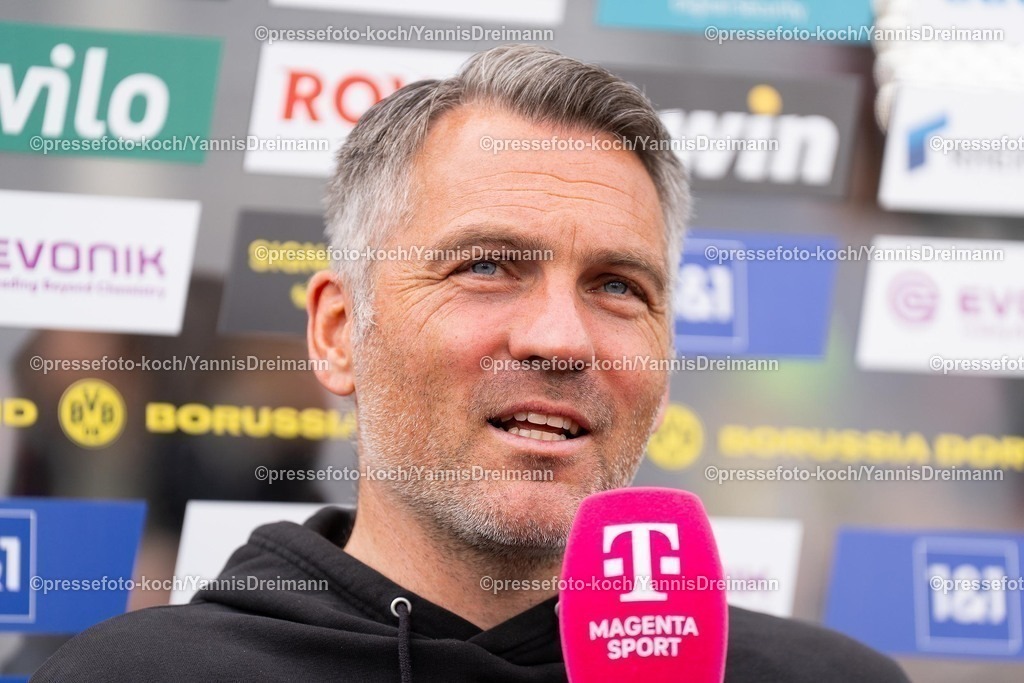 xydr13042501009 | 13.04.2025, xydrx, Fußball, Borussia Dortmund II - FC Energie Cottbus, 3.Liga, Stadion Rote Erde, Saison 2024 2025: Jan Zimmermann (Trainer Borussia Dortmund II) DFB regulations prohibit any use of photographs as image sequences and or quasi-video.