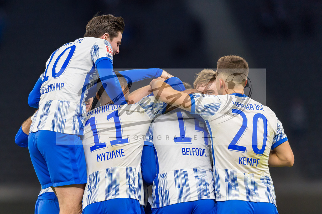 HERBOC20220204_237 | Fussball, Herren: Ishak Belfodil (Hertha BSC) Torjubel, jubelt mit seiner Mannschaft nach dem Treffer zum 1:0 bei dem Spiel der 1. Bundesliga zwischen Hertha BSC und VfL Bochum im Olypiastadion am 04.02.2022 in Berlin, Deutschland.DFB / DFL REGULATIONS PROHIBIT ANY USE OF PHOTOGRAPHS AS IMAGE SEQUENCES AND/OR QUASI-VIDEO. - Realisiert mit Pictrs.com