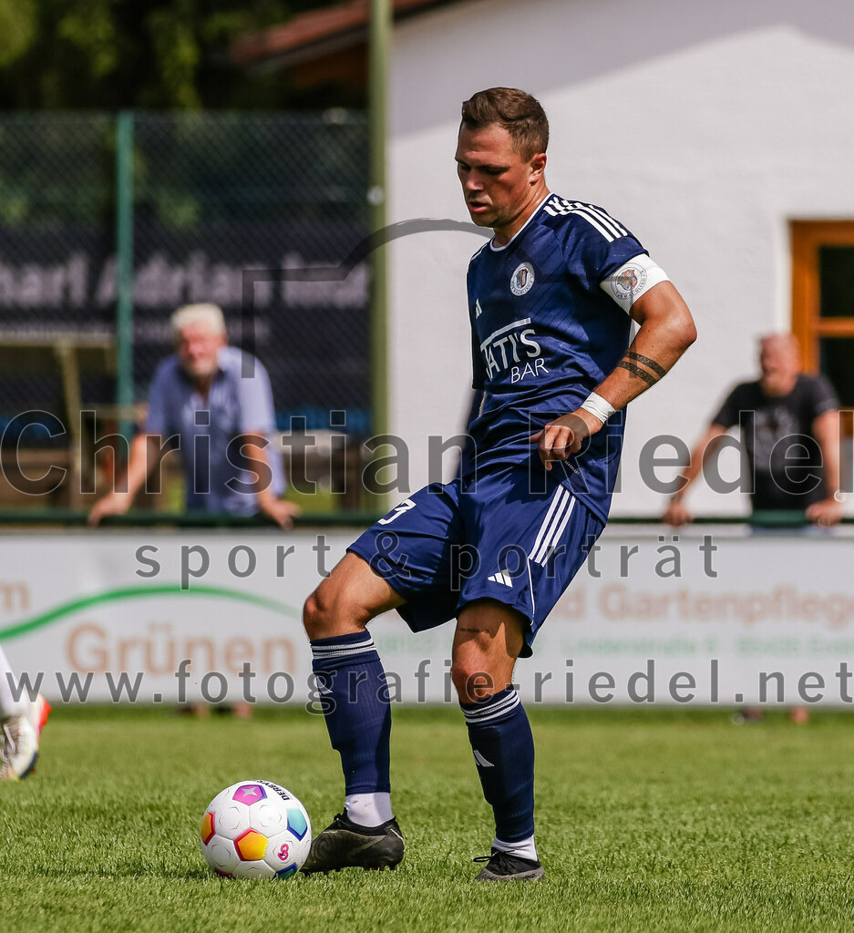 2023-08-26_066_FC_Langengeisling_gegen_TuS_Raubling | Erding, Deutschland, 26.08.2023:
Fußball, Bezirksliga Oberbayern Ost 2023 / 2024, 6. Spieltag, FC Langengeisling gegen TuS Raubling, Endergebnis: 2:0

Michael Gruber (TuS Raubling, #23)

Foto: Christian Riedel / fotografie-riedel.net