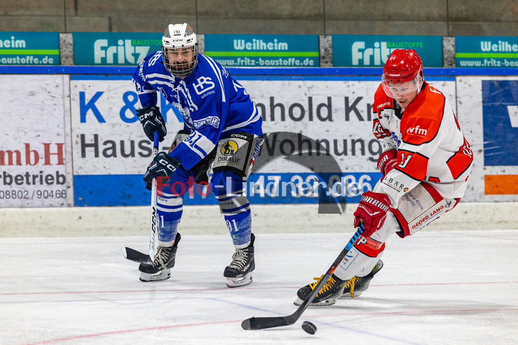 Achtelfinale Spiel 1 SC Forst vs EV Pegnitz ICE DOGS | Eishockey Landesliga Playoffs 2023/2024, Achtelfinale Spiel 1 SC Forst vs EV Pegnitz ICE DOGS, 20240218,
Duell zwischen Maximilian MEWES (Nature Boyz 91) und Ales FURCH (ICE DOGS 49),
2024-02-18 in Peißenberg (Eisstadion)
91 Maximilian MEWES (Nature Boyz 91), 49 Ales FURCH (ICE DOGS 49)
Copyright: WolfgangxLindner foto-lindner.de