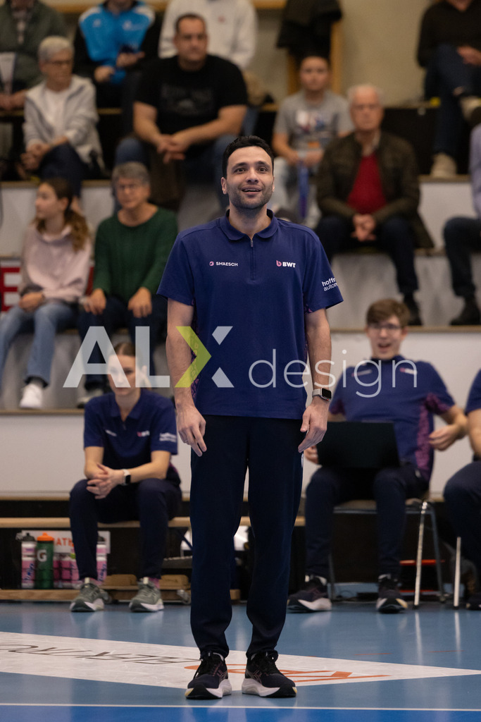 Volleyball I Frauen I Saison 2025-2026 I Volleyball NLA | Women I 1/2 Finals I  VC Kanti Schaffhausen - Sm'Aesch Pfeffingen I 07.03.2026 | Sotirios Gkotsis (GR) (Sm'Aesch Pfeffingen) – Cheftrainer - Realisiert mit Pictrs.com