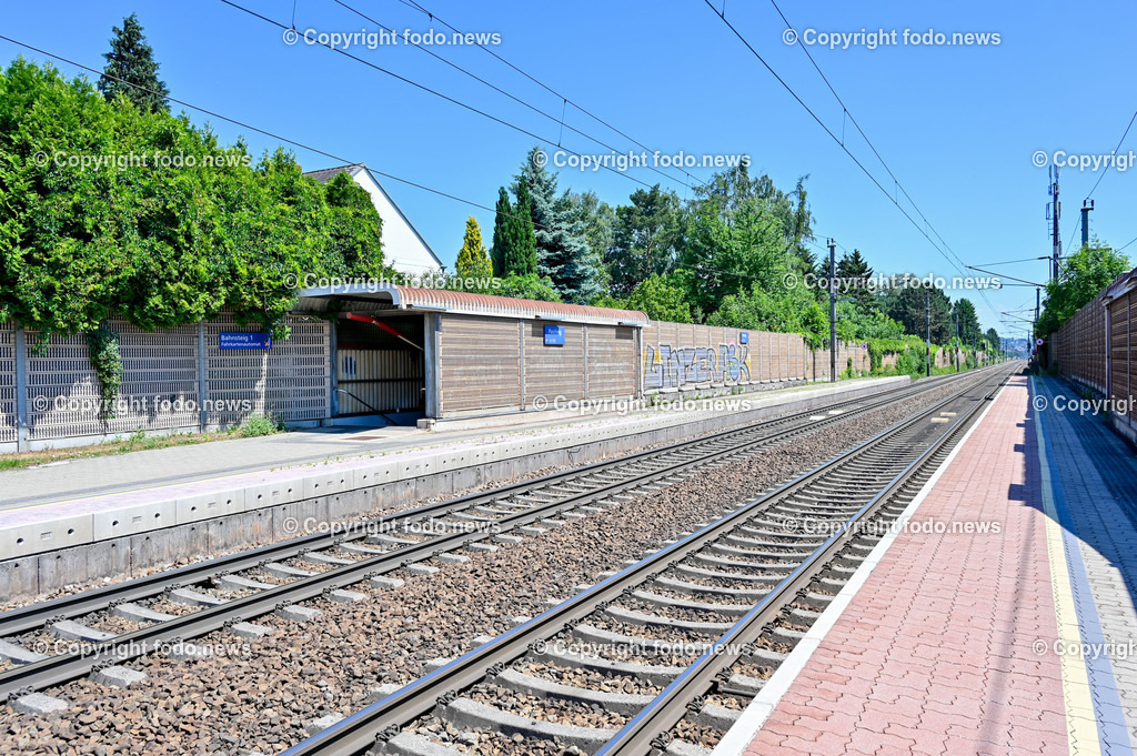 Bahnhof Pasching_ Bahnsteig_ 29.06.2023-1 | 29.06.2023, Pasching, AUT, Bahnhof, Bahnsteig, im Bild Bahnhof Pasching, Bahnsteig, Gleise, Wartehaus, Automat, Abgang, OEBB, Schild