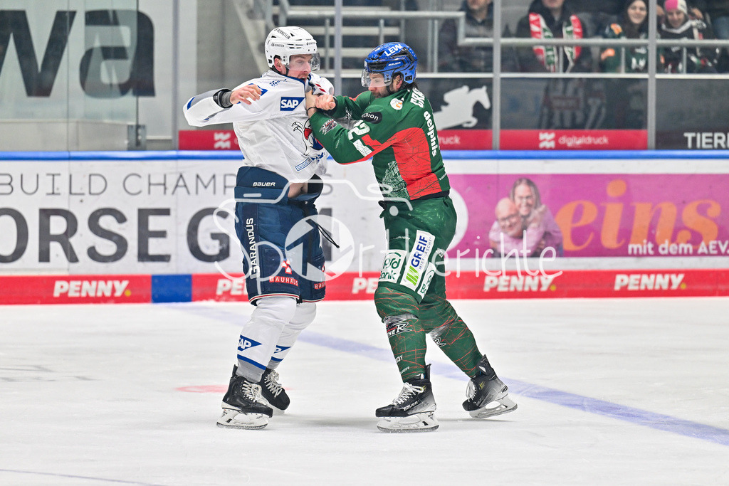 Augsburger Panther - Adler Mannheim | AUGSBURG, GERMANY - 28. DECEMBER: im Bild der Faustkampf zwischen Dan RENOUF (Adler Mannheim 4) und Joseph CRAMAROSSA (Augsburger Panther 92) / Fight / Kampf / Kämpfen / Schlägerei während dem Match zwischen den Augsburger Panthern und den Adler Mannehim am 33. Spieltag der Penny DEL im Curt Frenzel Stadion