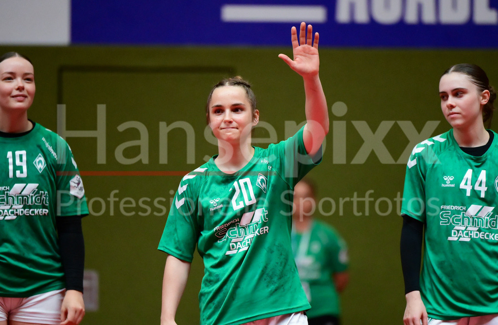 Handball, 2. Bundesliga Frauen, SV Werder Bremen - Kurpfalz Bären | Emy Jane Hürkamp (SV Werder Bremen, 20) begrüßt die Fans