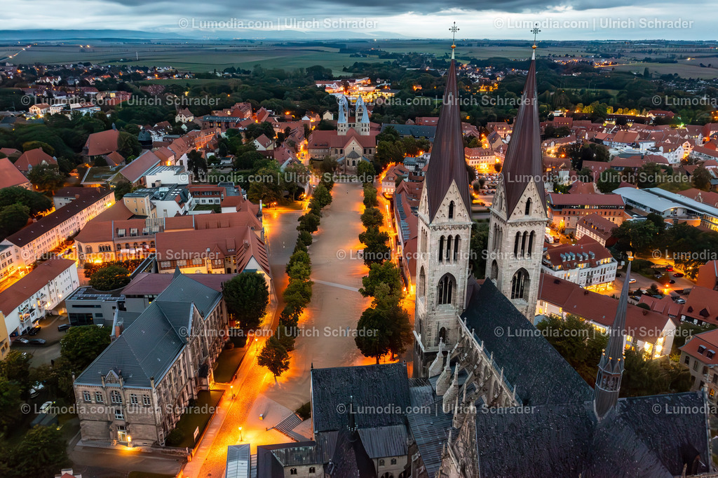 10049-51688 - Halberstadt - Domplatz | Stockfoto und Bilderpool mit Bildmaterial aus Deutschland, dem Harz, Halberstadt, Quedlinburg, Wernigerode und weltweit. Qualitativ hochwertige und professionelle Fotos anschauen und kaufen. - Realisiert mit Pictrs.com