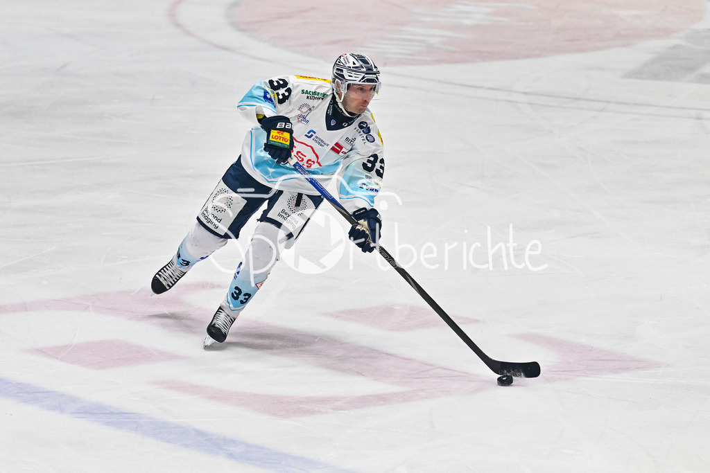 Augsburger Panther - Dresdner Eislöwen | AUGSBURG, GERMANY - 04. DECEMBER: am Puck David SUVANTO (Eislöwen Dresden 33) / Einzelfoto / Freisteller während dem Match zwischen den Augsburger Panthern und den Dresdner Eislöwen am 25 Spieltag der PENNY DEL im Curt Frenzel Stadion