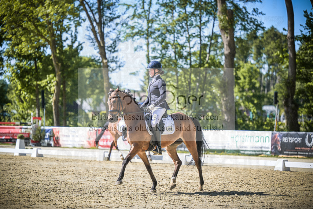 DOS_2050 | Entdecke hochwertige Reitturnierfotos von Foto Oger. Professionell, emotional und authentisch – jetzt Lieblingsmomente im Shop bestellen.Deutschlandweite Turnierfotografie. - Realisiert mit Pictrs.com