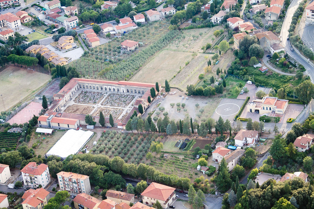 Luftbild: Castiglion Fiorentino, Friedhof mit Hubschrauberlandeplatz in Castiglion Fiorentino im Bundesland Arezzo in Italien. – Foto: IMG_43297.jpg vom 24.07.2011 durch Werner Riehm/FLY-FOTO.de – Auflösung des Originals: 4272 x 2848 px
