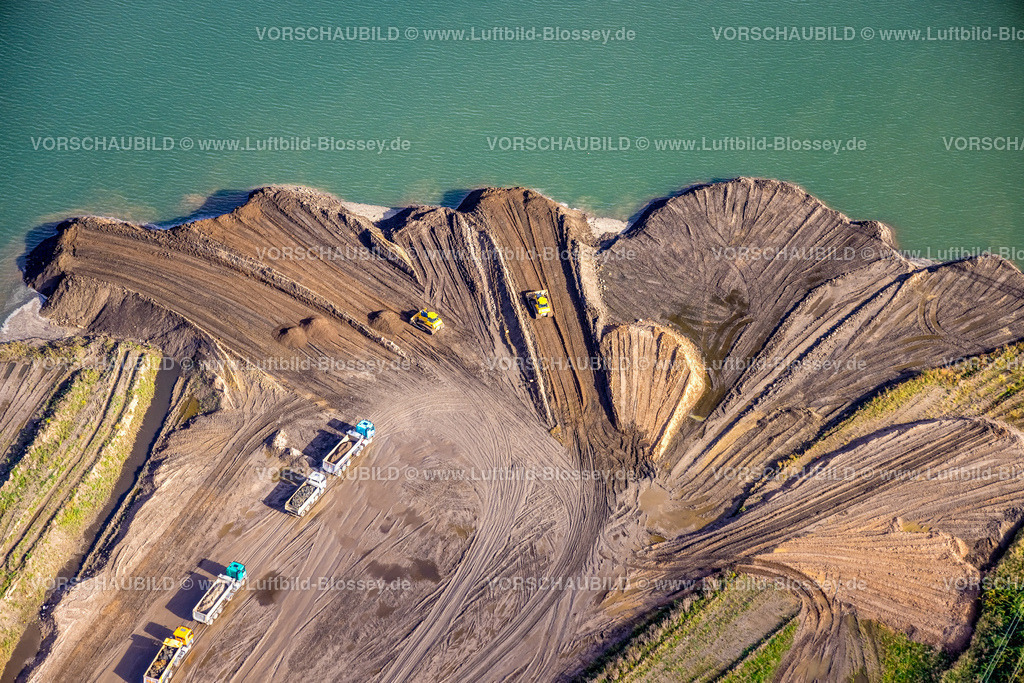 Kamp-Lintfort241013672 | Luftbild, Abgrabungsgebiet Rossenrayer Feld, Baustelle für Freizeit und Erholungsgebiet, LKW-Kolonne, Friedrichstraße, Rossenray, Kamp-Lintfort, Ruhrgebiet, Nordrhein-Westfalen, Deutschland