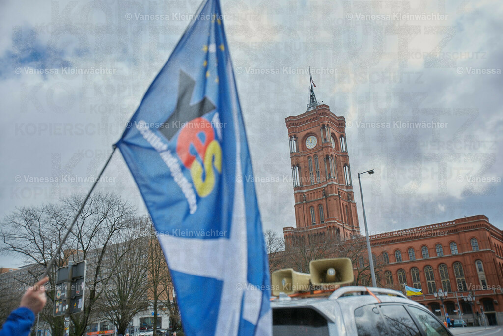 #IndyBerlin23 - Demonstration für schottische Unabhängigkeit | Rund 60 Personen ziehen am 11.03.2023 mit einer Demonstration vom Brandenburger Tor an der Britischen Botschaft vorbei zum Roten Rathaus, um die Unabhängigkeit Schottlands zu fordern.

On March 11, 2023, approx. 60 people rally in support of the Scottish independence, marching from Brandenburg Gate via the British Embassy to the Red Town Hall.  - Realisiert mit Pictrs.com