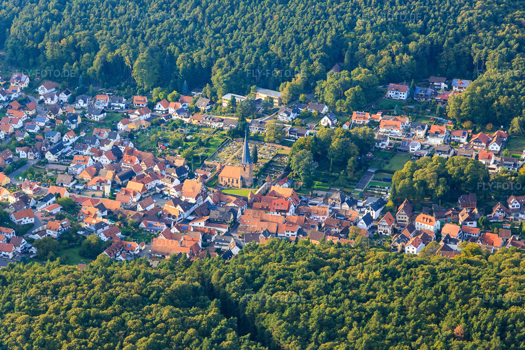 Luftbild: St. Martin Simultankirche im Ortskern in Dörrenbach im Bundesland Rheinland-Pfalz in Deutschland. Foto: IMG_103526.jpg vom 21.09.2017 durch Werner Riehm/FLY-FOTO.de