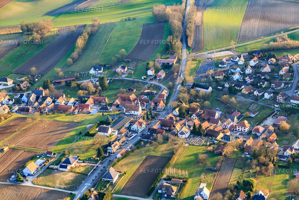 Vue aérienne: Deux églises au centre du village, du nord à Wintzenbach dans le département Bas Rhin, France – .Photo: IMG_086034.jpg prise le 06/02/2016 par Werner Riehm/FLY-FOTO.eu – Résolution de l'original: 5472 x 3648 px