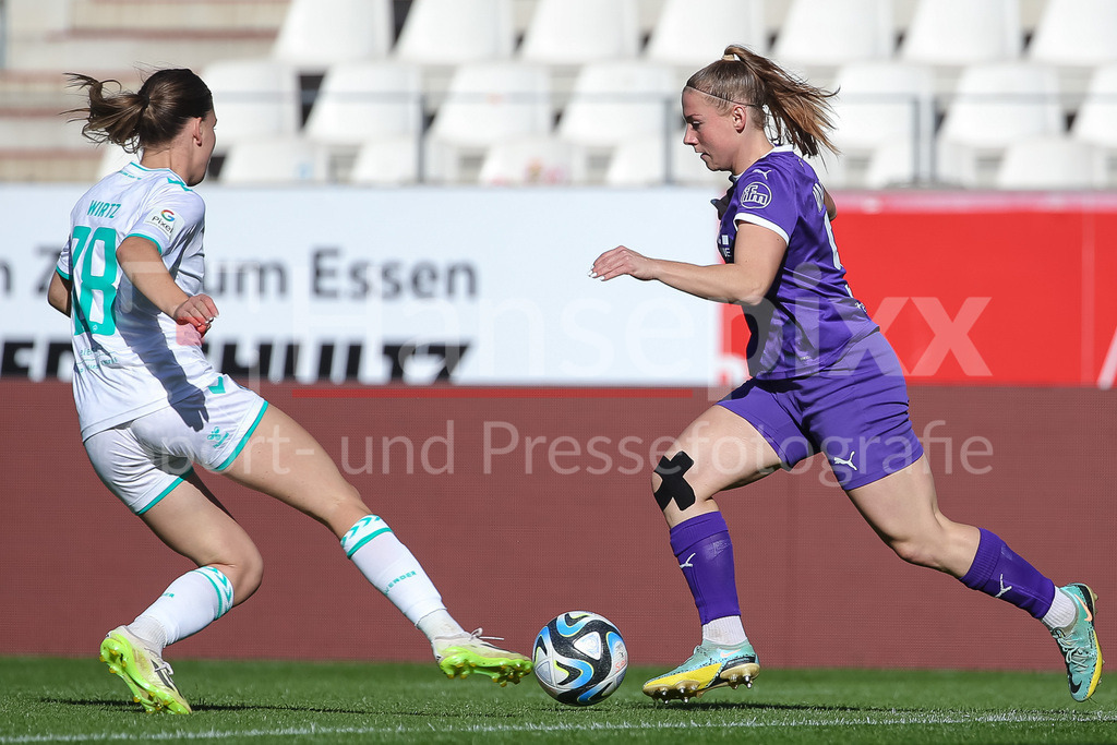 Fussball, Google Pixel Frauen-Bundesliga, SGS Essen - SV Werder Bremen | v.li.: Juliane Wirtz (SV Werder Bremen, 28) und Ramona Maier (SGS Essen, 9) im Zweikampf, Duell, Dynamik, Aktion, Action, Spielszene, DIE DFB-RICHTLINIEN UNTERSAGEN JEGLICHE NUTZUNG VON FOTOS ALS SEQUENZBILDER UND/ODER VIDEOÄHNLICHE FOTOSTRECKEN. DFB REGULATIONS PROHIBIT ANY USE OF PHOTOGRAPHS AS IMAGE SEQUENCES AND/OR QUASI-VIDEO.