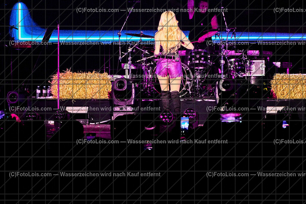 ALP2832_BergBauernTour-Konzert_Naschenweng Melissa | (C)FotoLois.com, Alois Spandl, BergBauernTour 2023 - Melissa Naschenweng, Tourstop in Wieselburg, Konzert im NV-Forum Wieselburg, Sa 8. April 2023.