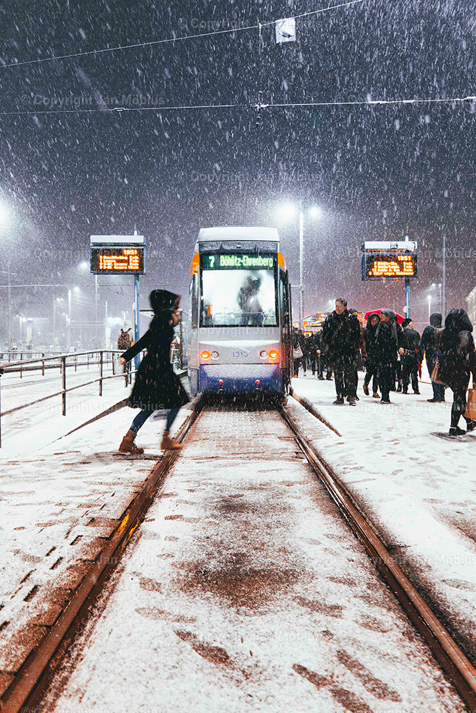 Goerdelerring | Der Goerdelerring ist ein zentraler Verkehrsknotenpunkt in Leipzig – geprägt von urbanem Leben, moderner Architektur und direkter Anbindung an Kultur, City und Nahverkehr. - Realisiert mit Pictrs.com
