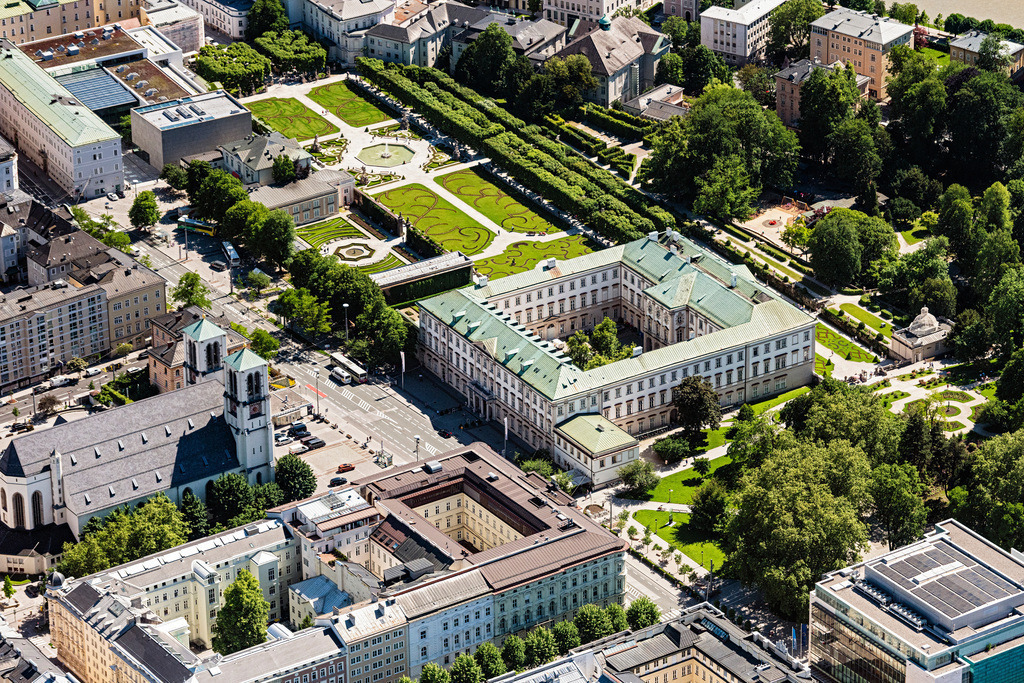dr__0021659.jpg | SALZBURG 03.06.2019 Gebäudekomplex im Schloßpark von Schloß Mirabell und Andräkirche in Salzburg in Österreich. // Building complex in the park of the castle Mirabell in Salzburg in Austria. Foto: Daniel Reiter
