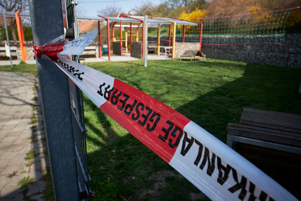 Absperrung eines Spielplatzes | Wien, Austria - March 27, 2020: Massnahmen zur Einschränkung von COVID-19; Absperrung eines Spielplatzes. - Realisiert mit Pictrs.com