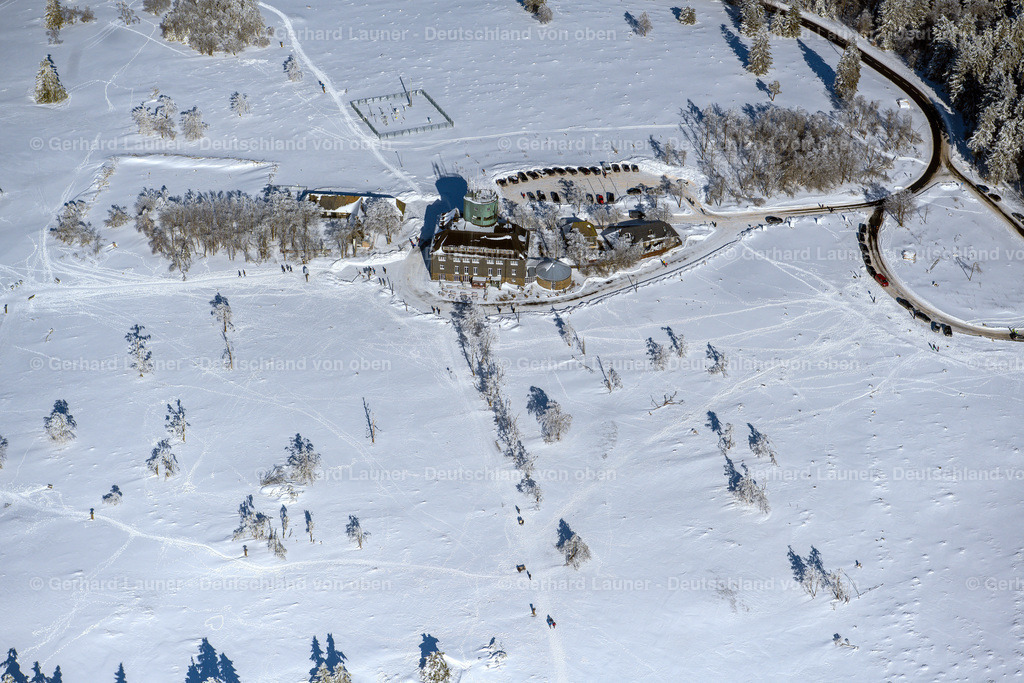 4043561 | Naturschutzgebiet Kahler Asten WINTERBERG 13.02.2021 Winterlich schneebedeckte Forschungs- Gebäude " Deutscher Wetterdienst Kahler Asten " am Astenturm in Winterberg im Sauerland im Bundesland Nordrhein-Westfalen, Deutschland. // Wintry snowy research Building "Deutscher Wetterdienst Kahler Asten" in Winterberg on Sauerland in the state of North Rhine-Westphalia, Germany. Foto: Gerhard Launer
