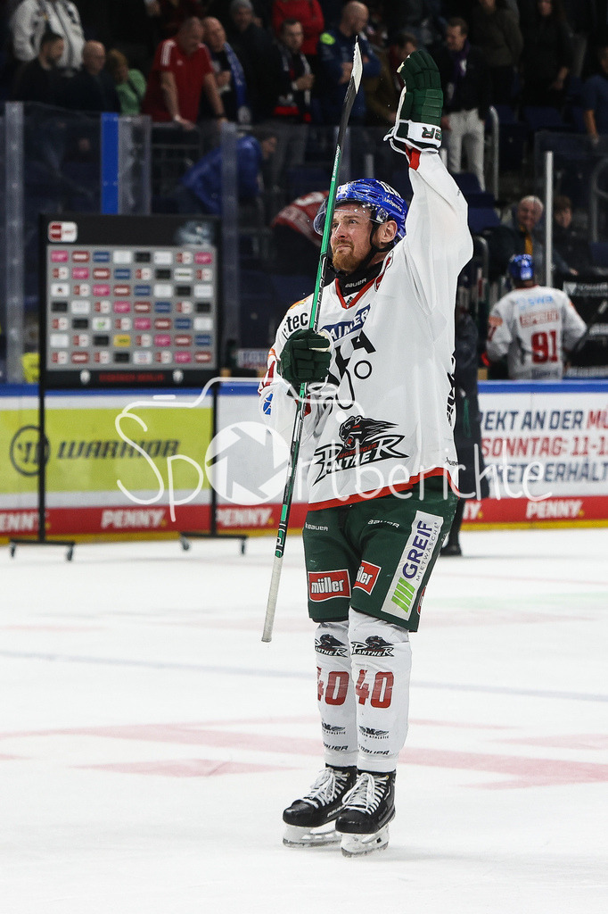 Eisbären Berlin - Augsburger Panther | Tim SCHUELE (AEV #40) bedankt sich bei den mitgereisten Fans