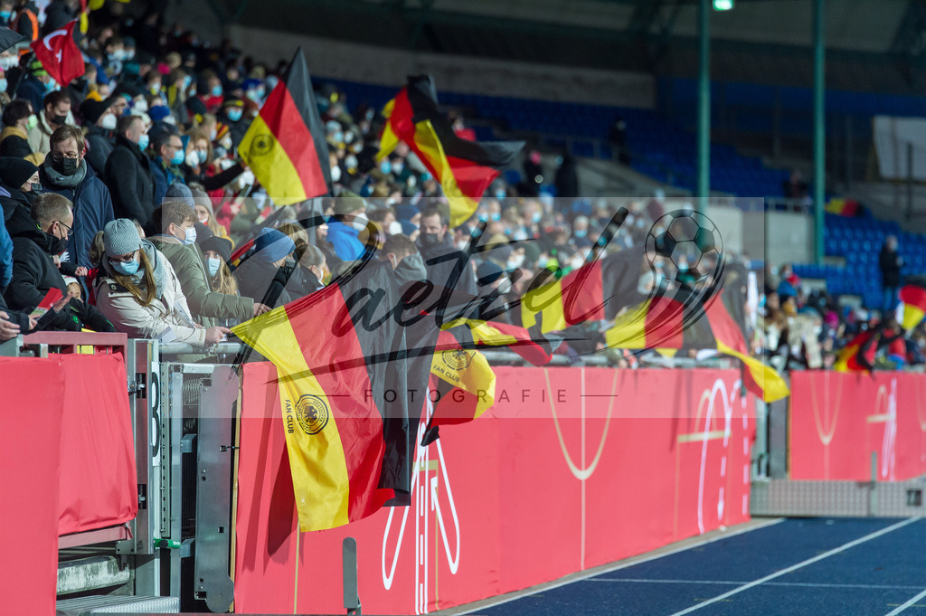 GERTUR20211126_041 | Fussball, Frauen: . Fans von Deutschland bei dem Spiel der WM-Qualifikation zwischen Deutschland und Tuerkei im Eintracht-Stadion am 26.11.2021 in Braunschweig, Deutschland. - Realisiert mit Pictrs.com
