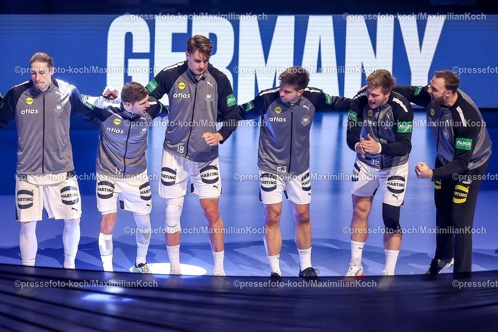 EHF28012602193 | 28.01.2026, Handball, Men's EHF EURO 2026, Deutschland - Frankreich, Jyske Bank Boxen in Herning, Dänemark, Main Round: Das deutsche Team steht bei der Nationalhymne Arm in Arm zusammen.  L-R  Juri Knorr (Germany #15)  Lukas Zerbe (Germany #17) Julian Köster (Germany #18)  Renars Uscins (Germany #23)  Franz Semper (Germany #32)  Andreas Wolff (Germany #33) 