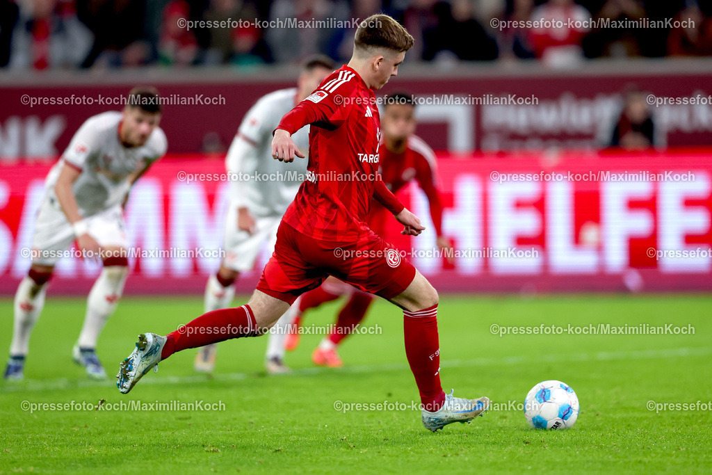 Due26102401039 | 26.10.2024, Fußball, Fortuna Düsseldorf - 1.FC Kaiserslautern, 2. Bundesliga, Merkur Spiel-Arena, Saison 2024 2025: Isak Johannesson (Fortuna Düsseldorf #8) verwandelt den Elfmeter zum 1:1 Ausgleich - Torjubel nach dem TorDFB regulations prohibit any use of photographs as image sequences and or quasi-video.