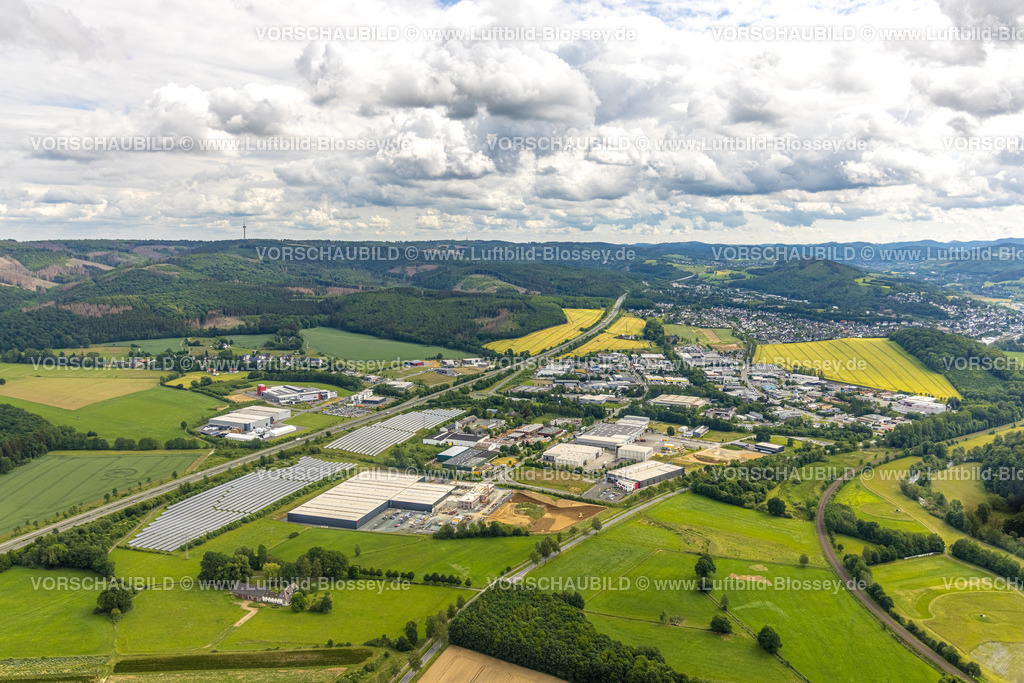 Meschede220600854 | Luftbild, Gewerbegebiet Enste-Süd mit Solarpark Enste an der Autobahn A46, Baustelle mit Neubau Logistikzentrum Briloner Leuchten GmbH, Enste, Meschede, Sauerland, Nordrhein-Westfalen, Deutschland