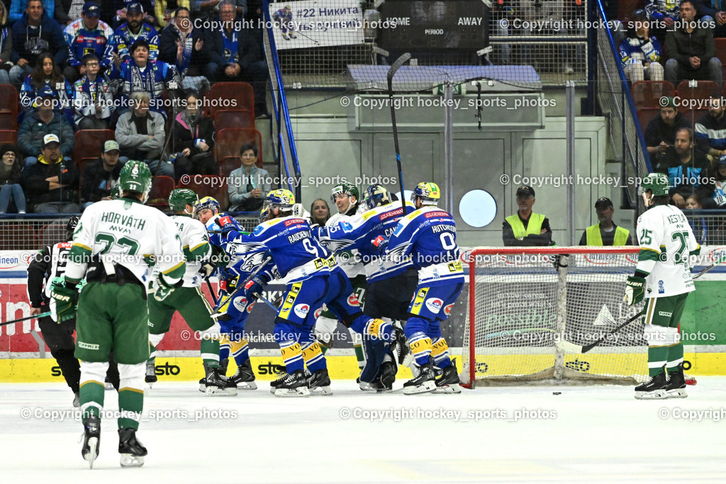 EC IDM WÄRMEPUMPEN VSV vs. FTC-TELEKOM JÉGKORONG | Faustkampf, #2 Dylan MacPherson EC VSV, #35 Joe Cannata EC VSV, #9 Alexander Rauchenwald EC VSV, #91 Nick Hutchison EC VSV, #25 Aku Kestila FTC-Telekom, EC IDM WÄRMEPUMPEN VSV vs. FTC-TELEKOM JÉGKORONG, EC IDM WÄRMEPUMPEN VSV vs. FTC-TELEKOM JÉGKORONG am 19.10.2025 in Villach (Stadthalle Villach), Austria, (Photo by Bernd Stefan)