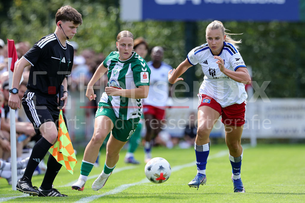 Fussball, Testspiel Frauen, SV Werder Bremen - Hamburger SV | v.li.: Sarah Gutmann (SV Werder Bremen, 27) und Nikola Karczewska (Hamburger SV, 20) im Zweikampf, Duell, Dynamik, Aktion, Action, Spielszene