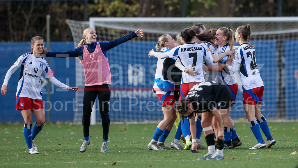Fussball, DFB-Pokal Frauen, Hamburger SV - FC Carl Zeiss Jena | v.li.: Spielerinnen vom Hamburger SV mit Jubel über den Sieg, Freude über das gewonnene Spiel, Einzug in die nächste Runde, Qualifikation für das Viertelfinale, DIE DFB-RICHTLINIEN UNTERSAGEN JEGLICHE NUTZUNG VON FOTOS ALS SEQUENZBILDER UND/ODER VIDEOÄHNLICHE FOTOSTRECKEN. DFB REGULATIONS PROHIBIT ANY USE OF PHOTOGRAPHS AS IMAGE SEQUENCES AND/OR QUASI-VIDEO.