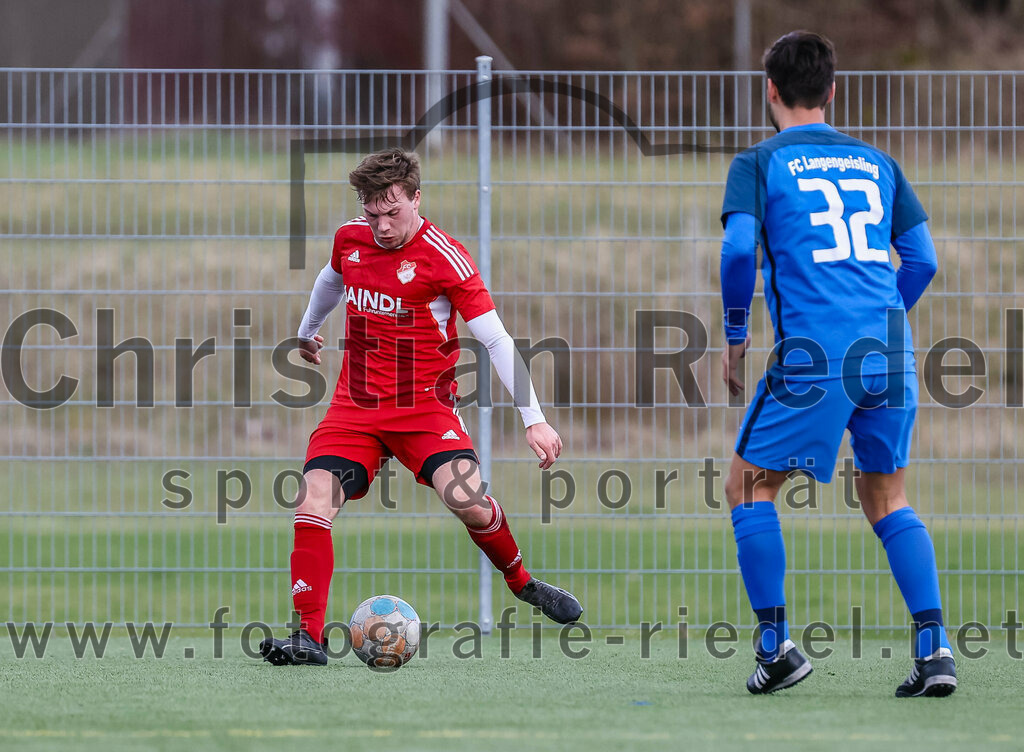 2024-02-24_070_FC_Langengeisling_gegen_FC_Walkertshofen | Erding, Deutschland, 24.02.2024:
Fußball, Bezirksliga Oberbayern Ost 2023 / 2024, Testspiel, FC Langengeisling gegen FC Walkertshofen, Endergebnis: 5:3

Andreas Fiedler (FC Walkertshofen, #7), Kilian Stenzel (FC Langengeisling, #32)

Foto: Christian Riedel / fotografie-riedel.net