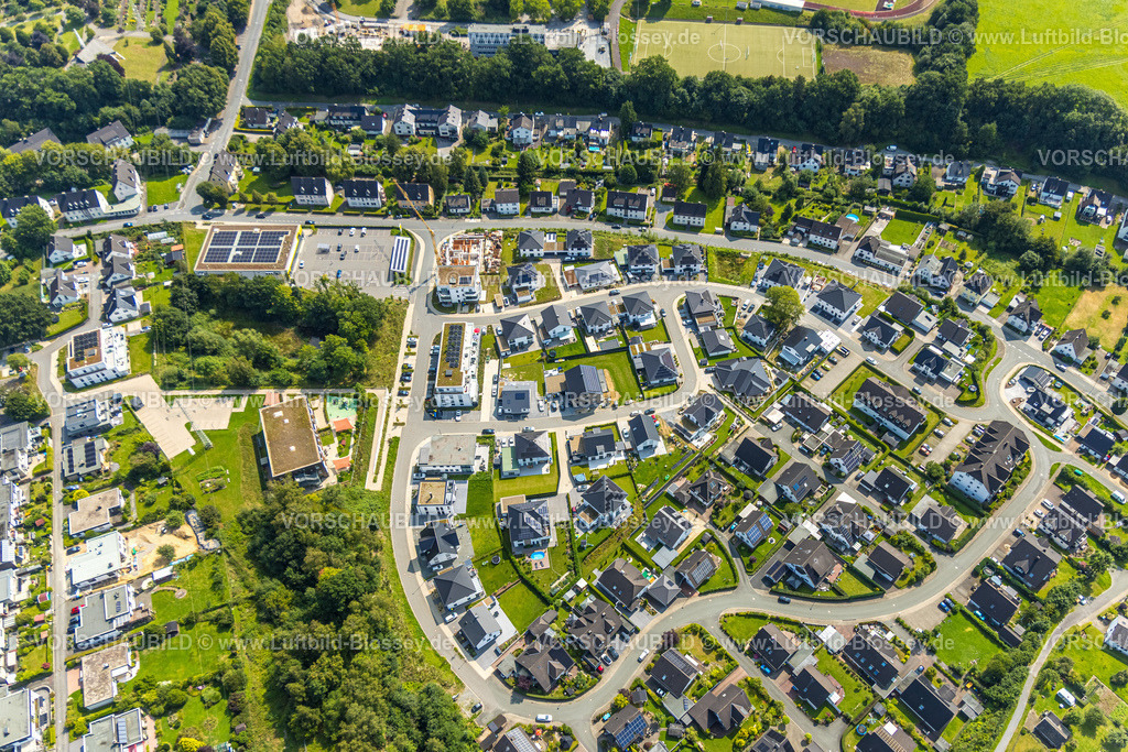 Meschede250807371 | Luftbild, Einfamilienhäuser Wohngebiet Ziegeleiteich, AWO Kindergarten Mobile mit roten Sonnensegel, und Netto Supermarkt, Meschede-Stadt, Meschede, Sauerland, Nordrhein-Westfalen, Deutschland