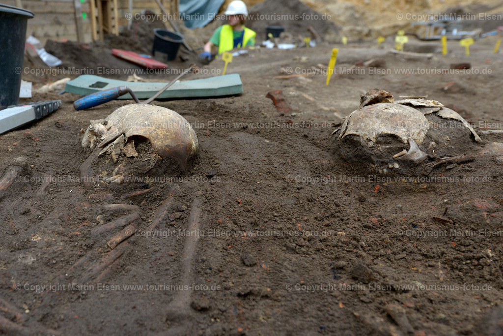 Stade Archäologe Hertie Abriss__ELS7540 | Stade - Aufnahmedatum: 17.06.2016, Aufnahmehöhe:  m, Koordinaten:  - , Bildgröße: 5183 x  3459 Pixel - Copyright 2016 by Martin Elsen, Kontakt: Tel.: +49 157 74581206, E-Mail: info@schoenes-foto.deSchlagwörter:Archäologie Hertie Abriss 2016 - Realisiert mit Pictrs.com