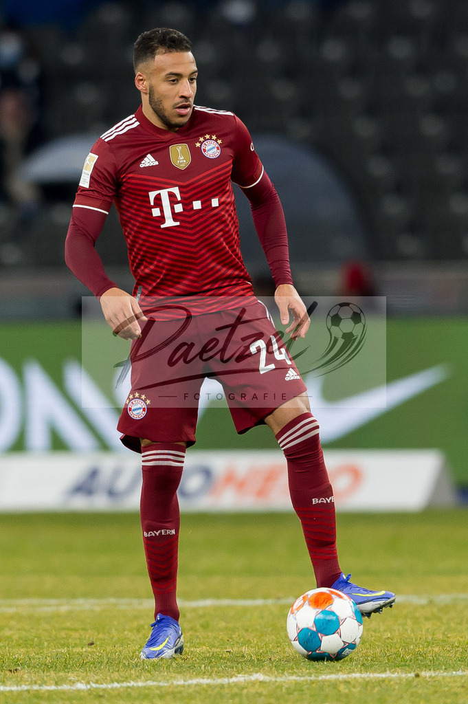 BSCFCB20220123_325 | Fussball, Herren: Corentin Tolisso (FC Bayern Muenchen) in Aktion, am Ball, Einzelaktion bei dem Spiel der 1. Bundesliga zwischen Hertha BSC und FC Bayern Muenchen im Olypiastadion am 23.01.2022 in Berlin, Deutschland.DFB / DFL REGULATIONS PROHIBIT ANY USE OF PHOTOGRAPHS AS IMAGE SEQUENCES AND/OR QUASI-VIDEO. - Realisiert mit Pictrs.com