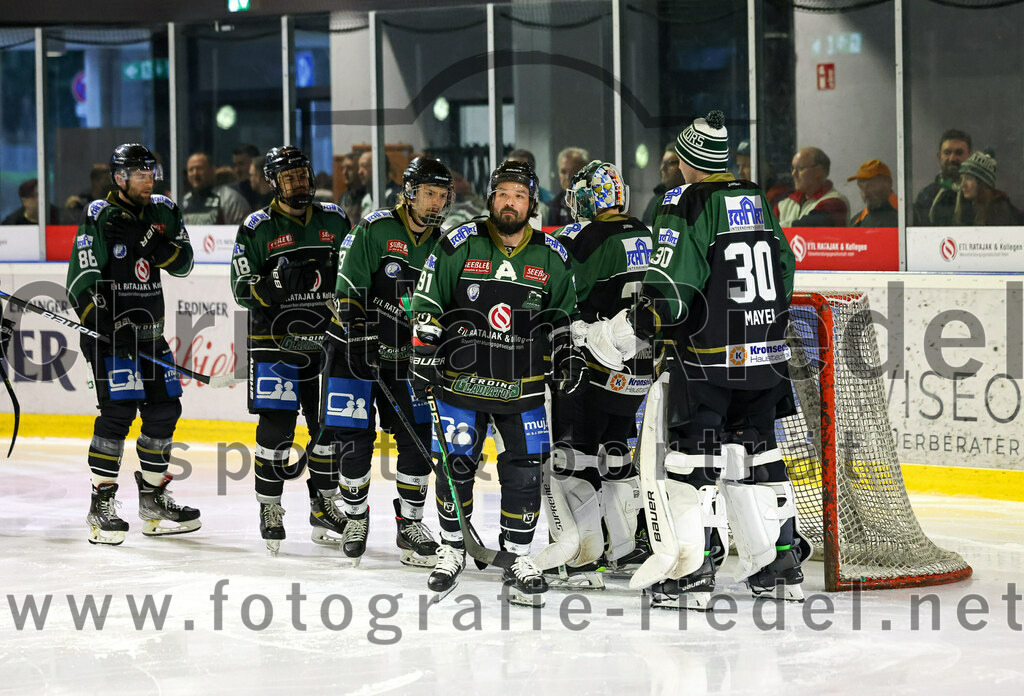 2023-03-19_010_TSV_Erding_gegen_TEV_Miesbach | Erding, Deutschland, 19.03.2023:
Eishockey, Bayernliga Playoffs 2022 / 2023, Halbfinale, TSV Erding gegen TEV Miesbach, Endergebnis: 

Daniel Krzizok (Erding Gladiators, #18), Michael Franz (Erding Gladiators, #13), Rudolf Lorenz (Erding Gladiators, #91), Torwart Thomas Hingel (Erding Gladiators, #33), Torwart Patrick Mayer (Erding Gladiators, #30)

Foto: Christian Riedel / fotografie-riedel.net