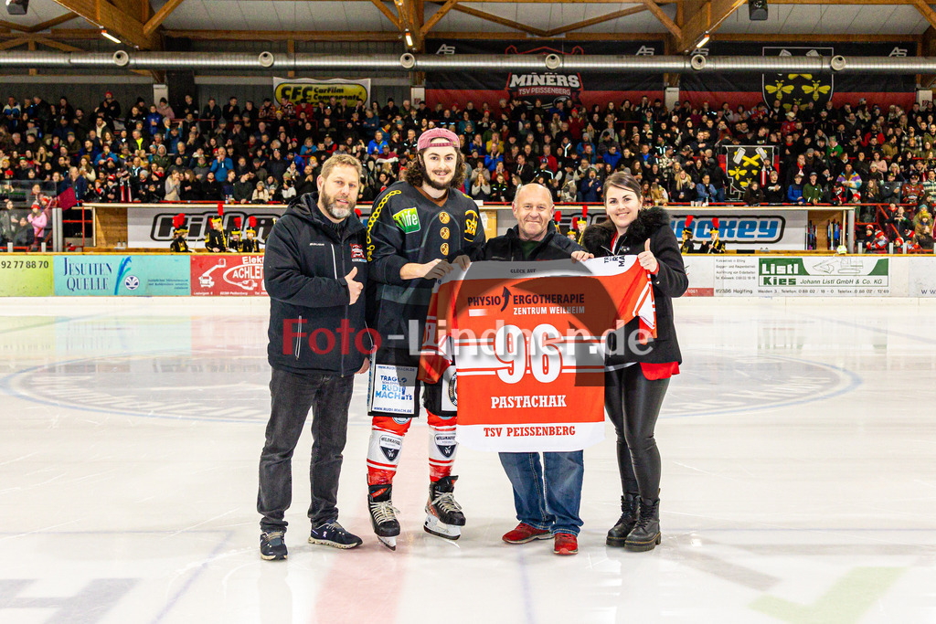 Spiel 3 Finale TSV Peißenberg Miners vs EHC Königsbrunn | Eishockey Bayernliga Playoffs 2023/2024, Spiel 3 Finale TSV Peißenberg Miners vs EHC Königsbrunn, 20240328,
Tobias Ende (links), Edgar Wolf (3 v. links) und Lisa Steidl (rechts) veröffentlichen die Vertragsverlängerung von Lynnden PASTACHAK (Miners 96),
2024-03-28 in Peißenberg (Eisstadion)
96 Lynnden PASTACHAK (Miners 96), Tobias Ende, Lisa Steidl, Edgar Wolf
Copyright: WolfgangxLindner foto-lindner.de