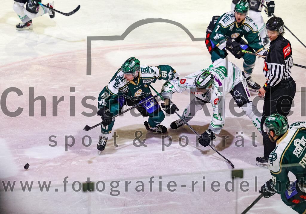 2026-01-02_043_TSV_Erding_gegen_Hoechstadt_Alligators | Erding, Deutschland, 02.01.2026:Eishockey, Oberliga Süd 2025 / 2026, 33. Spieltag, TSV Erding gegen Höchstadt Alligators, Endergebnis: 2:1Dennis Miller (Erding Gladiators, #61), Samuel Eriksson (Höchstadt Alligators, #61)Foto: Christian Riedel / fotografie-riedel.net