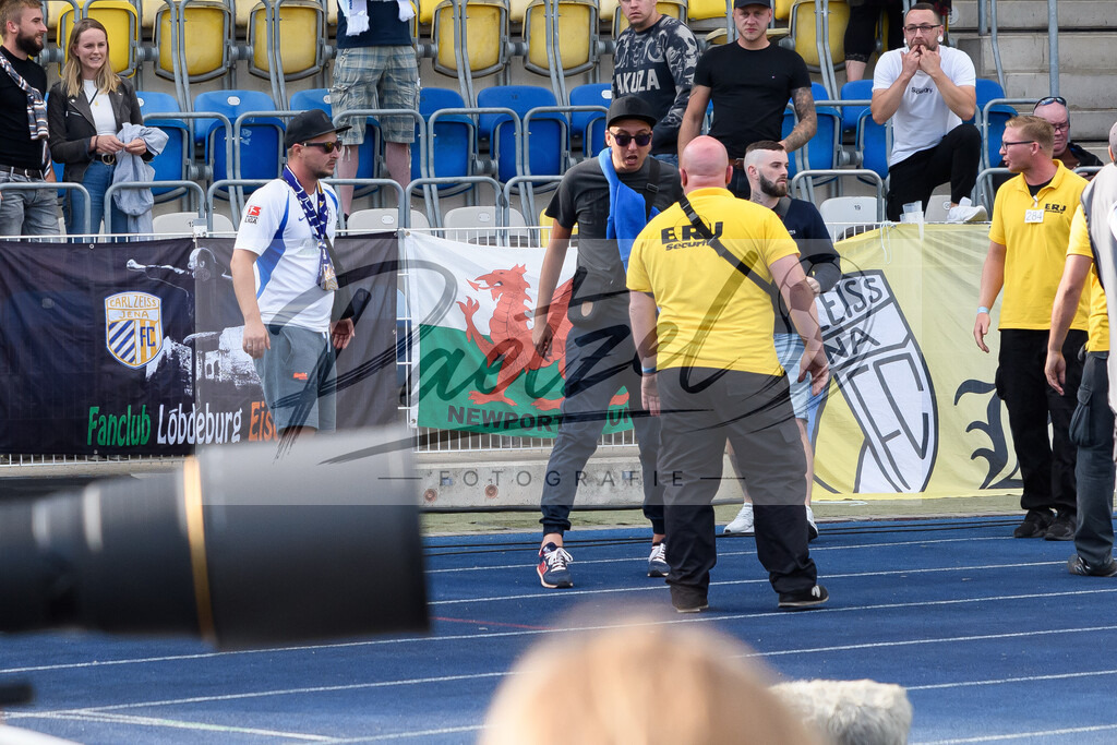 JENKOE20210808_084 | Fussball, Herren: . Fans vom FC Carl Zeiss Jena und 1. FC Koeln randalieren nach dem Spiel. beim Spiel der 1. Runde im DFB-Pokal zwischen FC Carl Zeiss Jena und 1. FC Koeln im Ernst-Abbe-Sportfeld am 08.08.2021 in Jena, Deutschland.DFB / DFL REGULATIONS PROHIBIT ANY USE OF PHOTOGRAPHS AS IMAGE SEQUENCES AND/OR QUASI-VIDEO. - Realisiert mit Pictrs.com