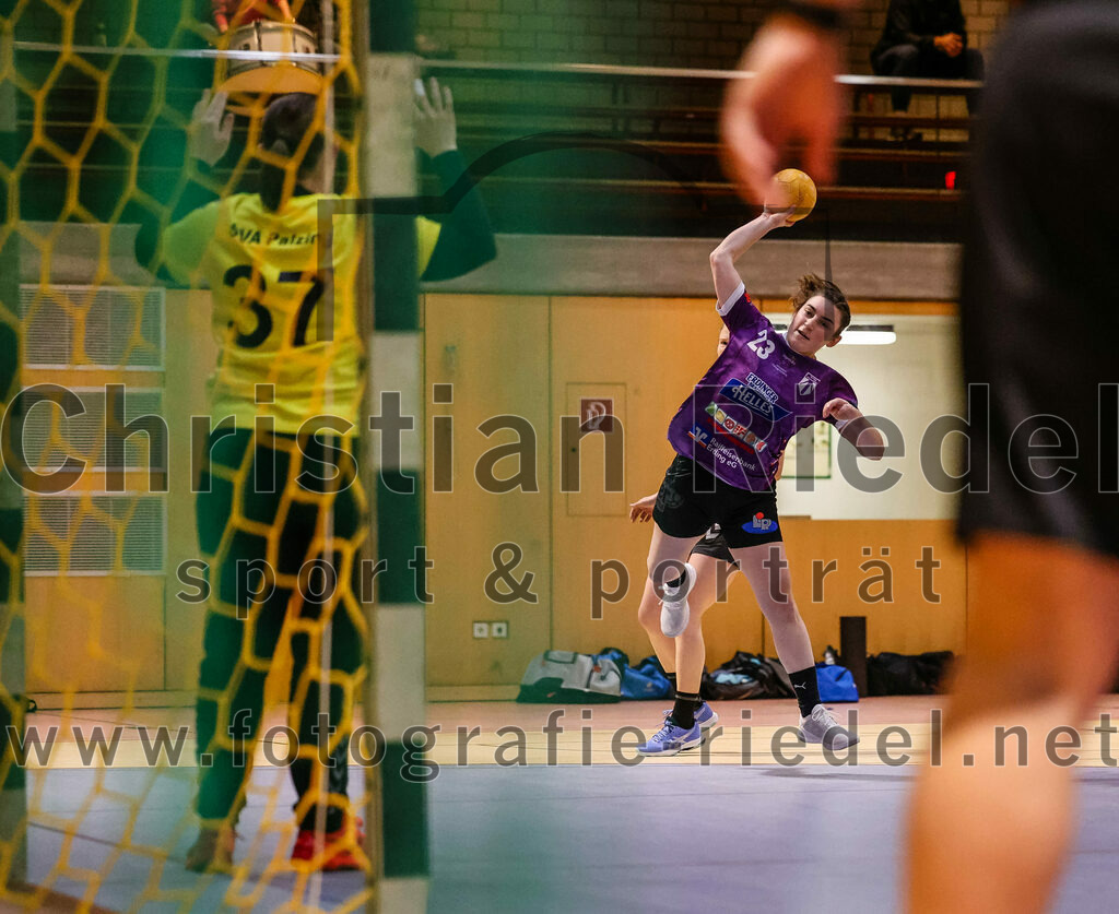 2024-02-10_036_SpVgg_Altenerding_gegen_SVA_Palzing | Erding, Deutschland, 10.02.2024:
Handball, Bezirksoberliga Frauen Altbayern 2023 / 2024, 14. Spieltag, SpVgg Altenerding gegen SVA Palzing, Endergebnis: 27:28

Torfrau Vivian Beier (SVA Palzing, #37), Katharina Künstner (SpVgg Altenerding, #23)

Foto: Christian Riedel / fotografie-riedel.net