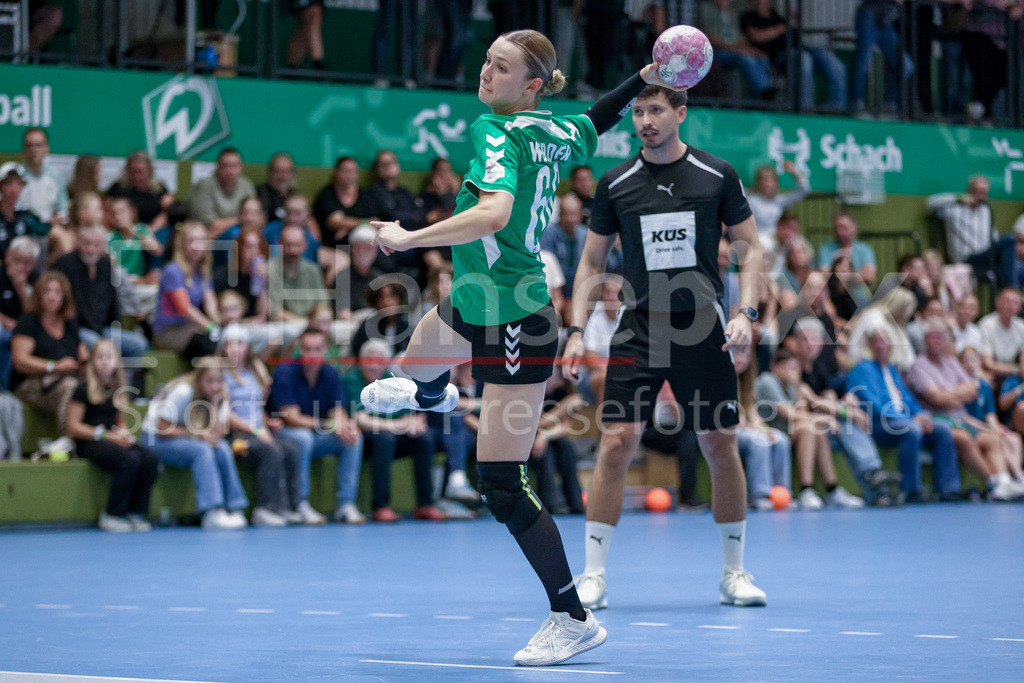 Handball, 2. Bundesliga Frauen, SV Werder Bremen - 1. FSV Mainz 05 | Luise Albert (SV Werder Bremen, 66) beim Siebenmeter, 7m, Spielszene, Aktion, Action