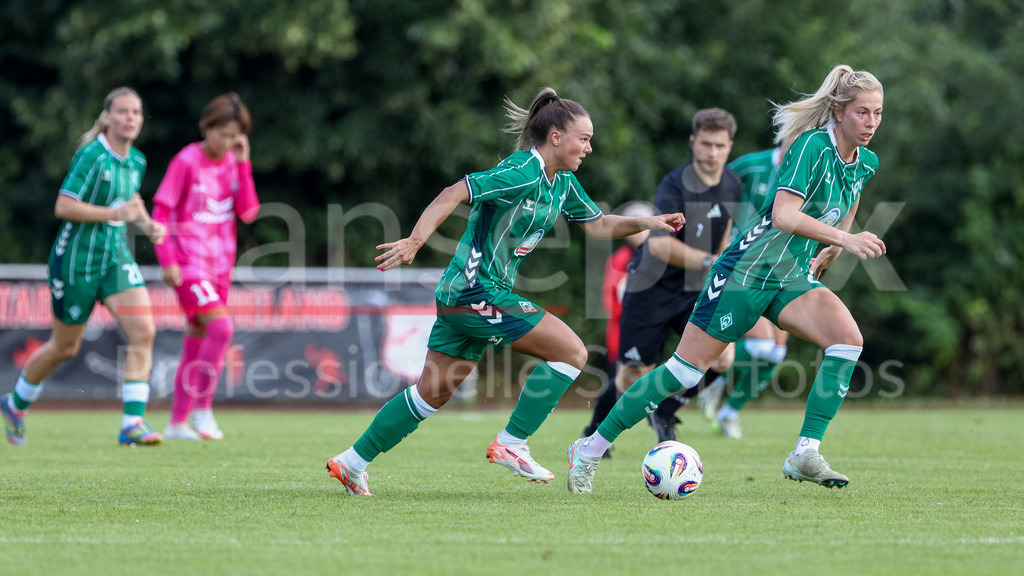 Fussball, Testspiel Frauen, SV Werder Bremen - Cerezo Osaka Yanmar Ladies | Maja Sternad (SV Werder Bremen, 11) am Ball, Einzelbild, Ganzkörper, Aktion, Action, Spielszene