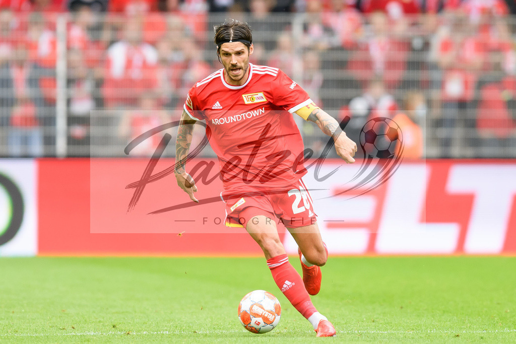 FCUBMG20210829_148 | Fussball, Herren: Christopher Trimmel (1.FC Union Berlin) in Aktion, am Ball, Einzelaktion beim Spiel der 1. Bundesliga zwischen 1. FC Union Berlin und Borussia Moenchengladbach im Stadion An der Alten Foersterei am 29.08.2021 in Berlin, Deutschland. - Realisiert mit Pictrs.com