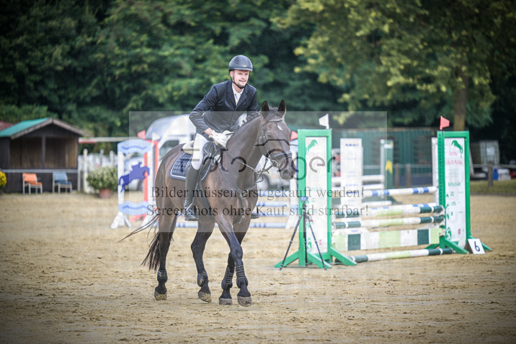 DOS_0084 | Entdecke hochwertige Reitturnierfotos von Foto Oger. Professionell, emotional und authentisch – jetzt Lieblingsmomente im Shop bestellen.Deutschlandweite Turnierfotografie. - Realisiert mit Pictrs.com