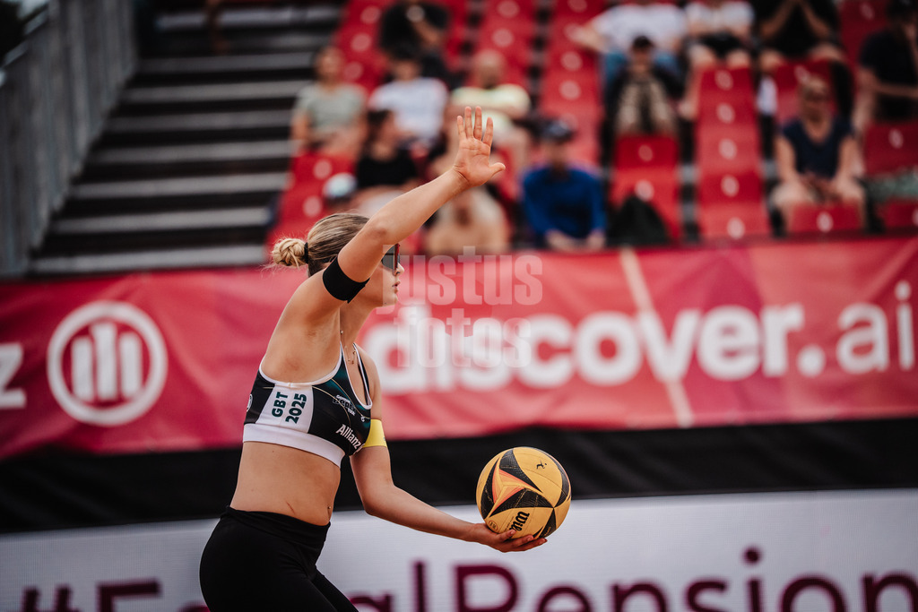 Beachvolleyball | Frauen | Allianz German Beach Tour 2025 | Tourstop München | 10.07.2025 | Anna-Chiara Reformat beim Aufschlag