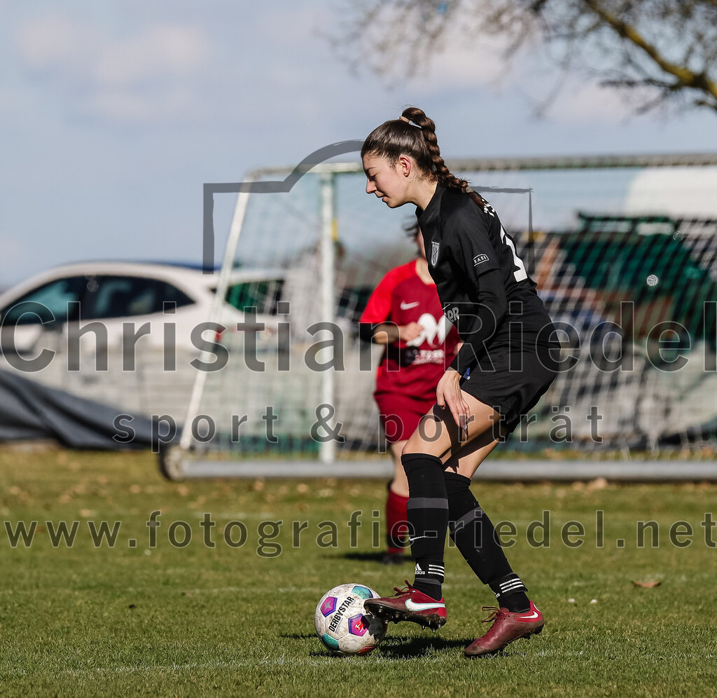 2024-02-25_020_FC_Schwaig_gegen_TSV_Eching | Oberding, Deutschland, 25.02.2024:
Fußball, Bezirksliga 2023 / 2024, Testspiel, FC Schwaig gegen TSV Eching, Endergebnis: 0:5

Anika Aberl (TSV Eching, #15)

Foto: Christian Riedel / fotografie-riedel.net