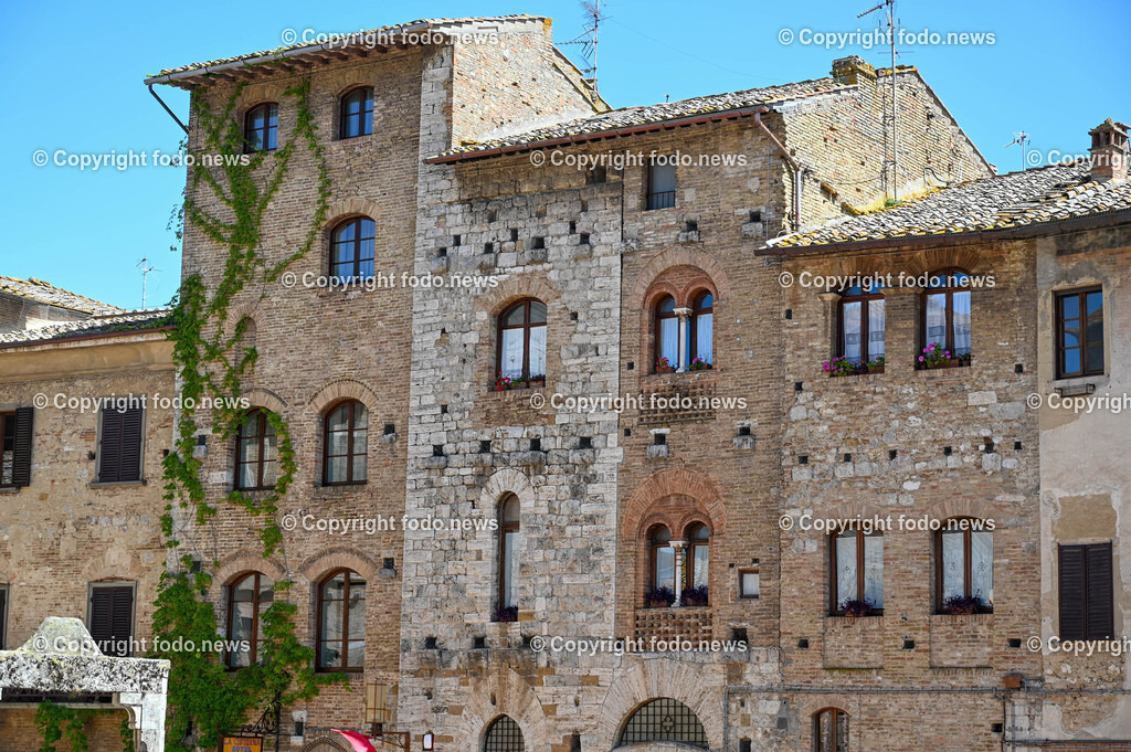Italien_ Toskana_ San Gimignano_ 31.05.2024-124 | 31.05.2024, Italien, ITA, Toskana, San Gimignano im Bild Stadtansichten Gebäude, Architektur, Touristen, Historisch, Souvenir, Ansichten der berühmten Stadt San Gimignano in der Toskana-Italien - View of the famous town San Gimignano in Tuscany-ItalySan Gimignano ist eine italienische Kleinstadt in der Toskana mit einem mittelalterlichen Stadtkern. San Gimignano wird auch die Stadt der Türme genannt. Die Stadt liegt in der Provinz Siena. Sie gehört neben Florenz, Siena und Pisa zu den von Touristen meist besuchten Zielen in der Toskana.