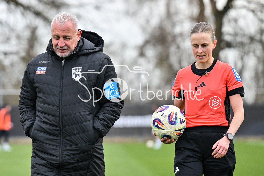FC Ingolstadt - SSV Ulm 1846 Fussball  | INGOLSTADT, GERMANY - 25. MAERZ: im Bild Pavel DOTCHEV (Trainer SSV Ulm) und Schiedsrichterin Davina LUTZ während dem Testspiel zwischen dem FC Ingolstadt und dem SSV Ulm 1846 Fussball auf Platz 4 am Audi Sportpark