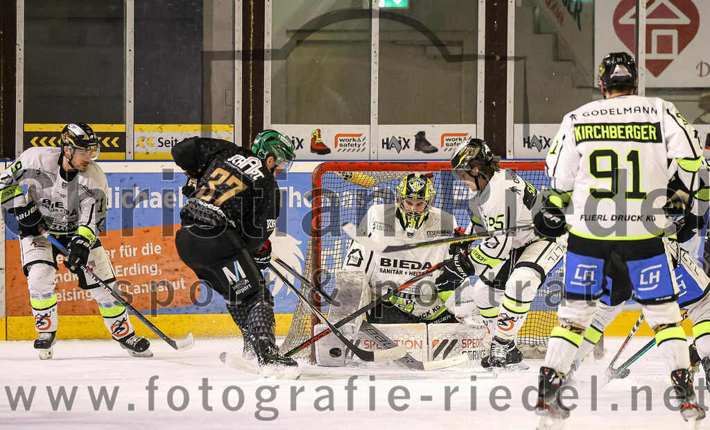 2024-02-23_059_TSV_Erding_gegen_ERSC_Amberg | Erding, Deutschland, 23.02.2024:
Eishockey, Bayernliga Playoffs 2023 / 2024, 3. Spieltag, TSV Erding gegen ERSC Amberg, Endergebnis: 2:3 n. V.

Thomas Matheson (Erding Gladiators, #37), Torwart Timon Bätge (ERSC Amberg, #31), Felix Köbele (ERSC Amberg, #25)

Foto: Christian Riedel / fotografie-riedel.net